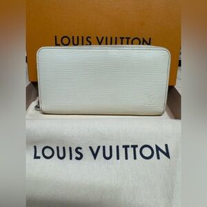 Louis Vuitton White Epi Leather Wallet   Authentic